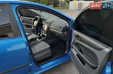 Хэтчбек Ford Focus 2005 в 