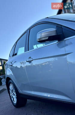 Хэтчбек Ford Focus 2011 в 