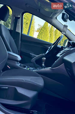 Хэтчбек Ford Focus 2011 в 