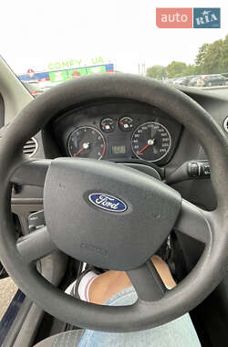 Хэтчбек Ford Focus 2005 в 