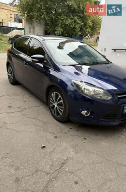 Хэтчбек Ford Focus 2011 в 