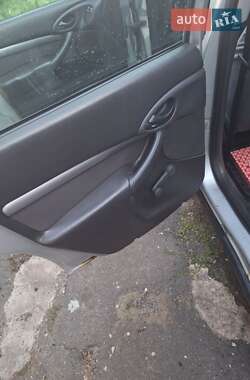 Хэтчбек Ford Focus 2000 в 