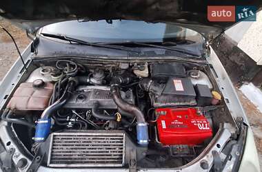Хэтчбек Ford Focus 2000 в 