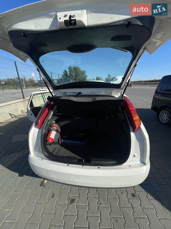 Хэтчбек Ford Focus 2000 в Черновцах