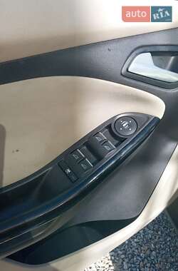 Хэтчбек Ford Focus 2012 в 