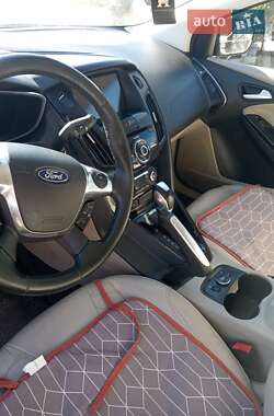 Хэтчбек Ford Focus 2012 в 