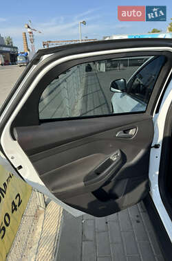 Хэтчбек Ford Focus 2013 в 