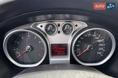 Хэтчбек Ford Focus 2011 в 
