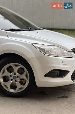 Хэтчбек Ford Focus 2010 в 