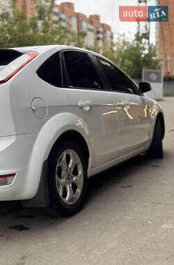 Хэтчбек Ford Focus 2010 в 