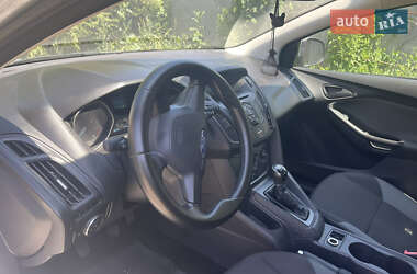 Хэтчбек Ford Focus 2012 в 