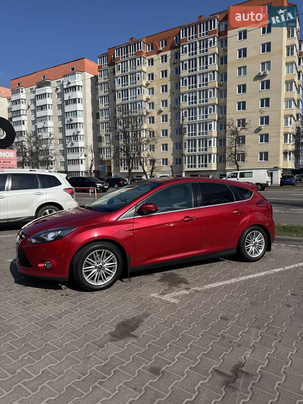 Хэтчбек Ford Focus 2011 в 