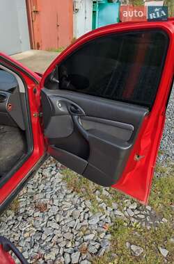Хэтчбек Ford Focus 2003 в 