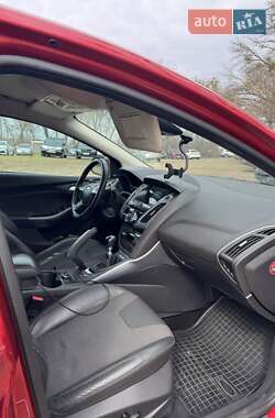 Хэтчбек Ford Focus 2011 в 
