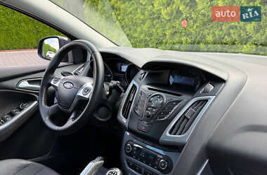 Хэтчбек Ford Focus 2012 в 