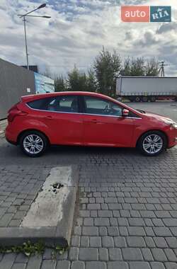 Хэтчбек Ford Focus 2012 в 