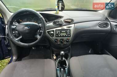 Хэтчбек Ford Focus 2002 в 