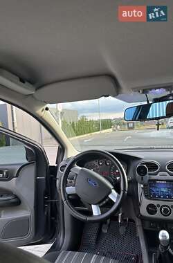 Хэтчбек Ford Focus 2011 в 