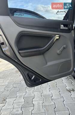Хэтчбек Ford Focus 2011 в 