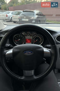 Хэтчбек Ford Focus 2011 в 