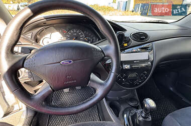 Хэтчбек Ford Focus 2002 в 