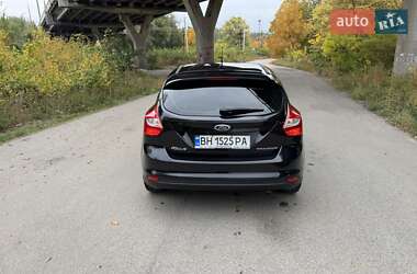 Хэтчбек Ford Focus 2012 в 
