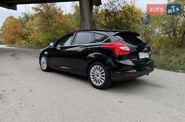 Хэтчбек Ford Focus 2012 в 