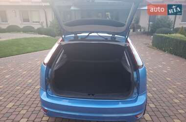 Хэтчбек Ford Focus 2010 в 