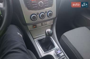 Хэтчбек Ford Focus 2010 в 