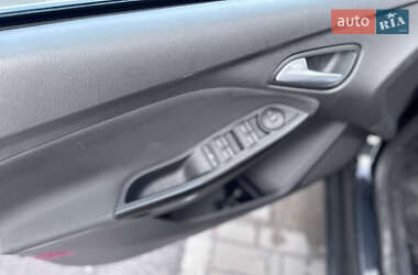 Хэтчбек Ford Focus 2011 в 