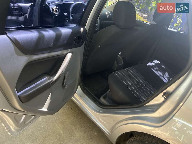 Хэтчбек Ford Focus 2011 в Раздельной