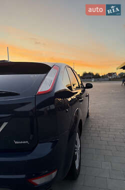 Хэтчбек Ford Focus 2011 в 