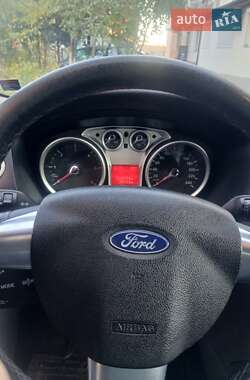 Хэтчбек Ford Focus 2010 в 
