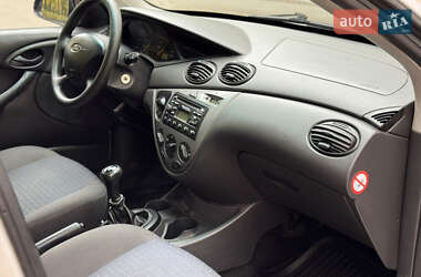 Хэтчбек Ford Focus 2004 в 