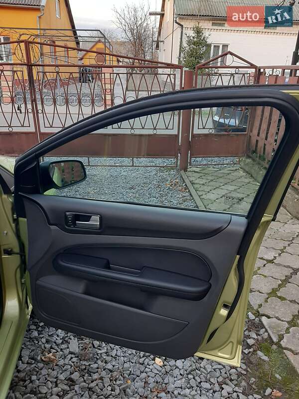 Хетчбек Ford Focus 2006 в Буську