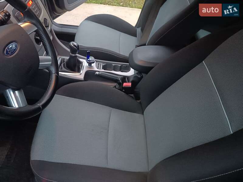 Седан Ford Focus 2010 в Сторожинці
