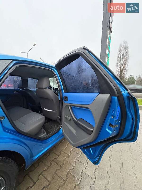 Хэтчбек Ford Focus 2006 в Вишневом фото 24 Хэтчбек Ford Focus 2006 в Вишневом