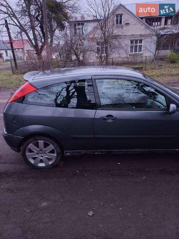 Хэтчбек Ford Focus 2003 в Горохове