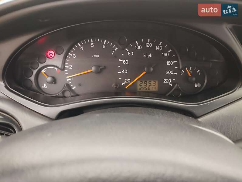Хэтчбек Ford Focus 2000 в Ратным