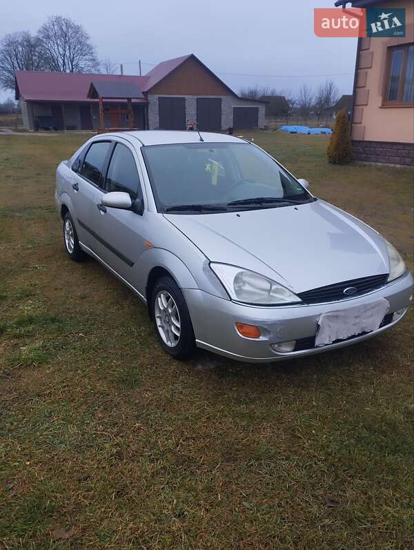 Хэтчбек Ford Focus 2000 в Ратным