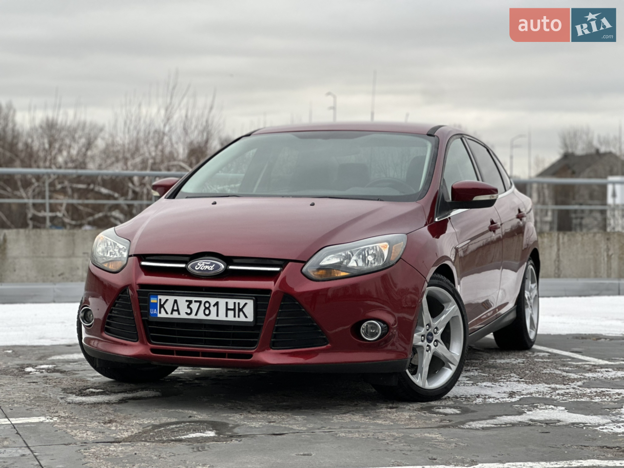 Продається Ford Focus 2013 року. Вкладень не потребує. Автомобіль справний та готовий до експлуатації. Технічно все справно. Двигун працює чудово, без стуків та інших посторонніх звуків. КПП переключається плавно, без ривків, стусанів та затримок. Ходова частина відпрацьовує чудово, ніяких стуків немає. Салон автомобіля чистий, охайний, не порваний, не затертий, не потертий. Автомобіль в максимальній комплектації Titanium, сюди входить: кожанні сидіння, акустика Sony із заводським сабвуфером, 2-х зонний клімат контроль, сенсорний монітор, задня камера, задній парктронік, R18 литі диски, безключовий доступ, та інше. З документами все добре, любий вид переоформлення. Торг присутній. На інші питання відповім по телефону. 