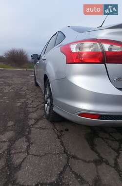 Седан Ford Focus 2012 в Градижске
