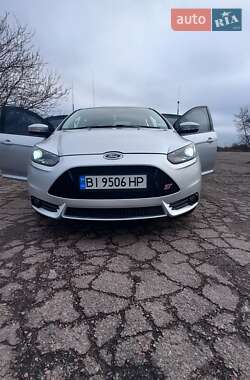 Седан Ford Focus 2012 в Градижске