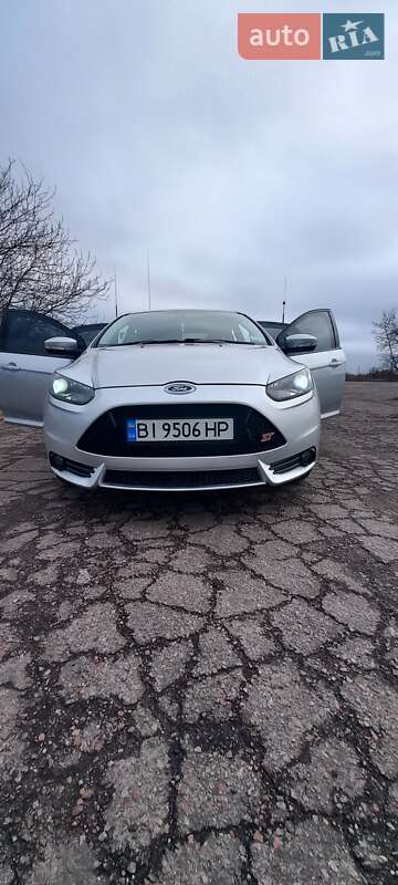 Седан Ford Focus 2012 в Градижске