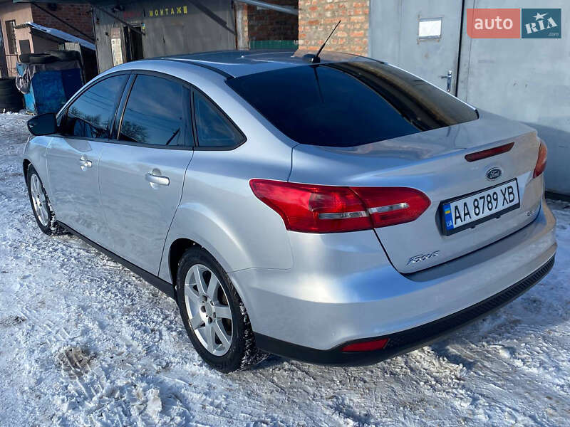 Седан Ford Focus 2015 в Ромнах