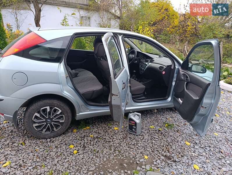 Хэтчбек Ford Focus 2003 в Корце