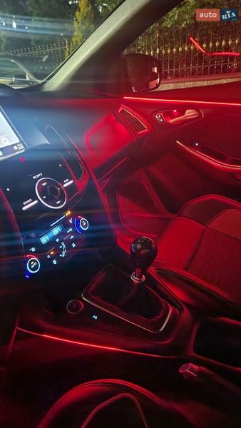 Хэтчбек Ford Focus 2015 в Черновцах