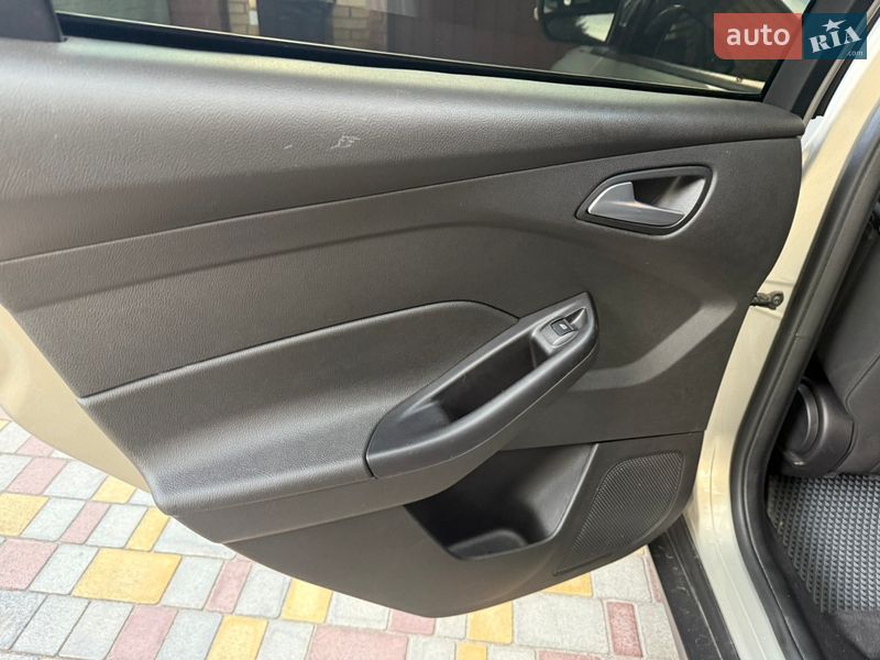 Хетчбек Ford Focus 2015 в Дніпрі