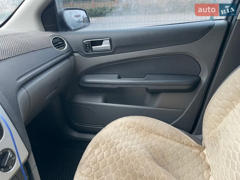 Хэтчбек Ford Focus 2007 в Помошной
