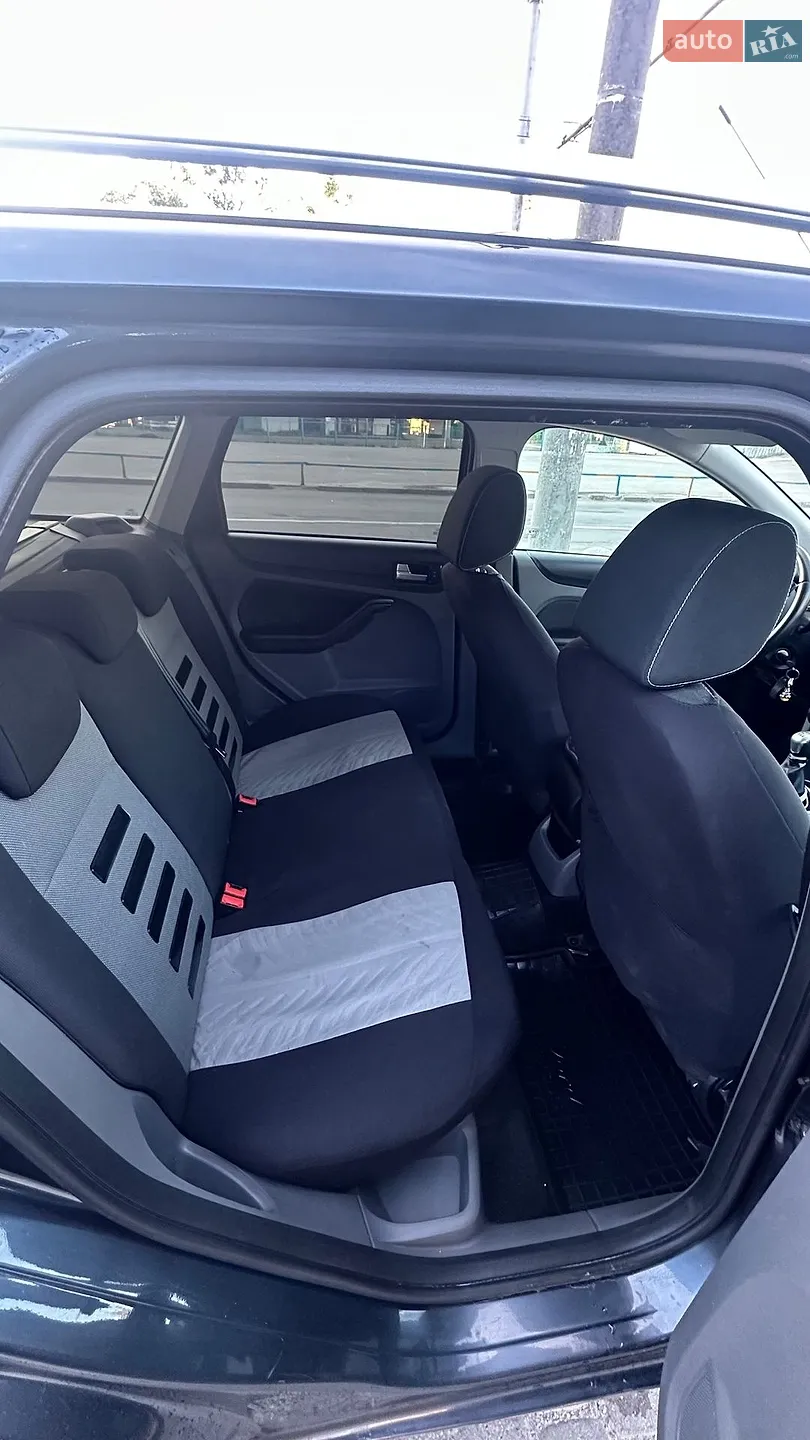 2010 Ford Focus - мініатюра 10